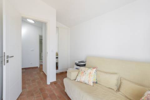 Moradia V3 com Caráter no Centro de Salir - Charme, Conforto e Qualidade