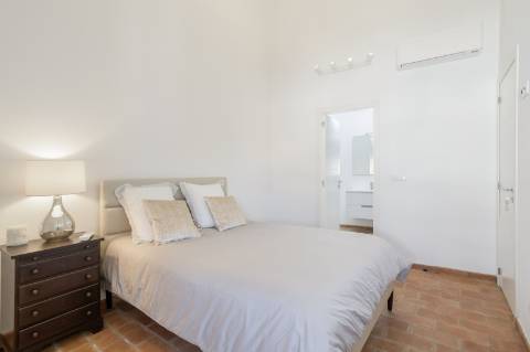 Moradia V3 com Caráter no Centro de Salir - Charme, Conforto e Qualidade