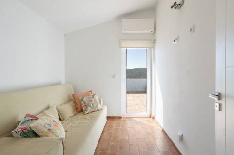 Moradia V3 com Caráter no Centro de Salir - Charme, Conforto e Qualidade