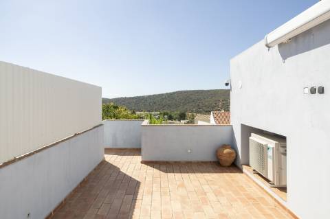 Moradia V3 com Caráter no Centro de Salir - Charme, Conforto e Qualidade