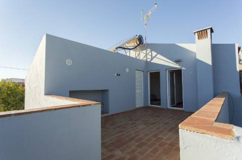 Moradia V3 com Caráter no Centro de Salir - Charme, Conforto e Qualidade