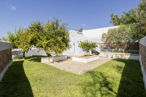 Moradia V3 com Caráter no Centro de Salir - Charme, Conforto e Qualidade