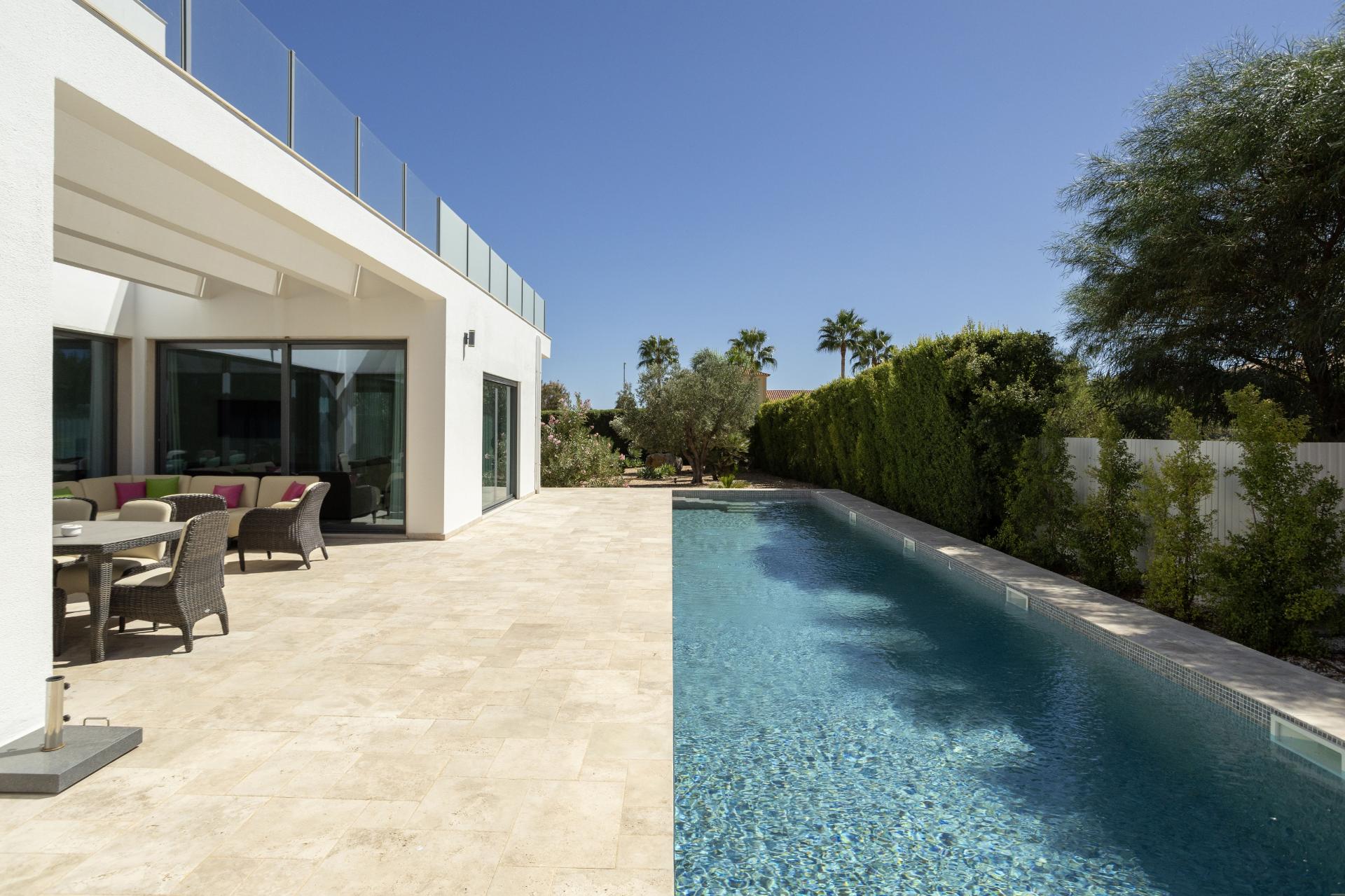 EXCLUSIVIDADE

Excecional propriedade contemporânea de 4 quartos, situada numa zona residencial tranquila, a apenas 10 minutos de Olhão e 5 minutos de Moncarapacho.