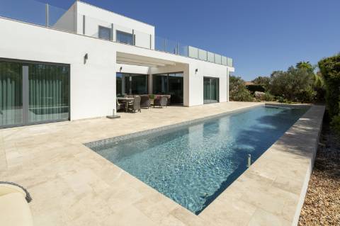 EXCLUSIVIDADE

Excecional propriedade contemporânea de 4 quartos, situada numa zona residencial tranquila, a apenas 10 minutos de Olhão e 5 minutos de Moncarapacho.