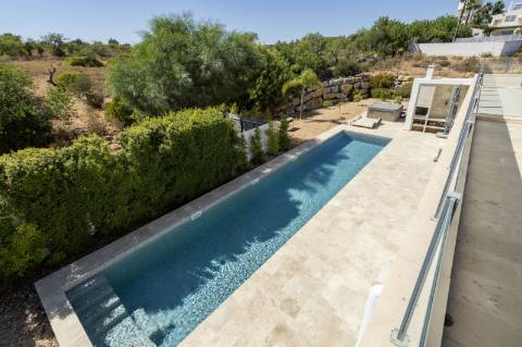 EXCLUSIVIDADE

Excecional propriedade contemporânea de 4 quartos, situada numa zona residencial tranquila, a apenas 10 minutos de Olhão e 5 minutos de Moncarapacho.