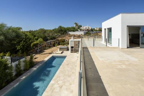 EXCLUSIVIDADE

Excecional propriedade contemporânea de 4 quartos, situada numa zona residencial tranquila, a apenas 10 minutos de Olhão e 5 minutos de Moncarapacho.