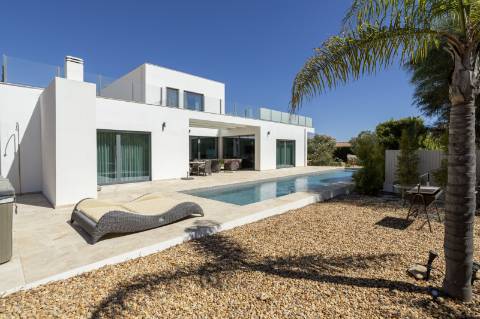 EXCLUSIVIDADE

Excecional propriedade contemporânea de 4 quartos, situada numa zona residencial tranquila, a apenas 10 minutos de Olhão e 5 minutos de Moncarapacho.