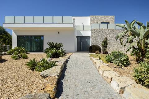 EXCLUSIVIDADE

Excecional propriedade contemporânea de 4 quartos, situada numa zona residencial tranquila, a apenas 10 minutos de Olhão e 5 minutos de Moncarapacho.