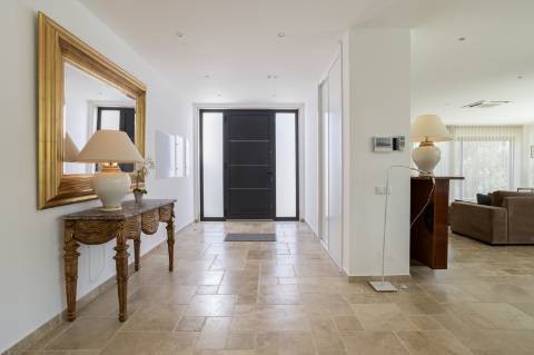 EXCLUSIVIDADE

Excecional propriedade contemporânea de 4 quartos, situada numa zona residencial tranquila, a apenas 10 minutos de Olhão e 5 minutos de Moncarapacho.