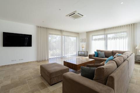 EXCLUSIVIDADE

Excecional propriedade contemporânea de 4 quartos, situada numa zona residencial tranquila, a apenas 10 minutos de Olhão e 5 minutos de Moncarapacho.