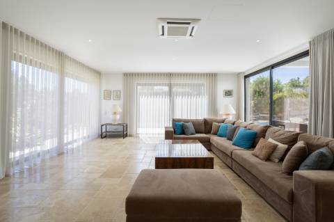 EXCLUSIVIDADE

Excecional propriedade contemporânea de 4 quartos, situada numa zona residencial tranquila, a apenas 10 minutos de Olhão e 5 minutos de Moncarapacho.