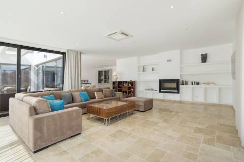 EXCLUSIVIDADE

Excecional propriedade contemporânea de 4 quartos, situada numa zona residencial tranquila, a apenas 10 minutos de Olhão e 5 minutos de Moncarapacho.