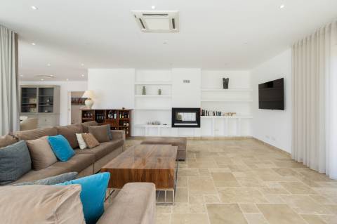 EXCLUSIVIDADE

Excecional propriedade contemporânea de 4 quartos, situada numa zona residencial tranquila, a apenas 10 minutos de Olhão e 5 minutos de Moncarapacho.