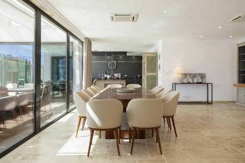 EXCLUSIVIDADE

Excecional propriedade contemporânea de 4 quartos, situada numa zona residencial tranquila, a apenas 10 minutos de Olhão e 5 minutos de Moncarapacho.