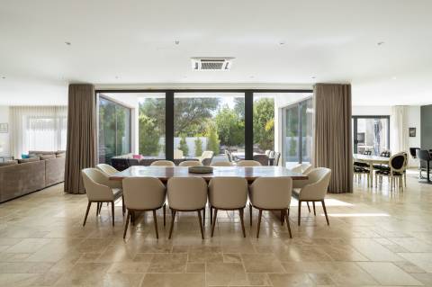 EXCLUSIVIDADE

Excecional propriedade contemporânea de 4 quartos, situada numa zona residencial tranquila, a apenas 10 minutos de Olhão e 5 minutos de Moncarapacho.