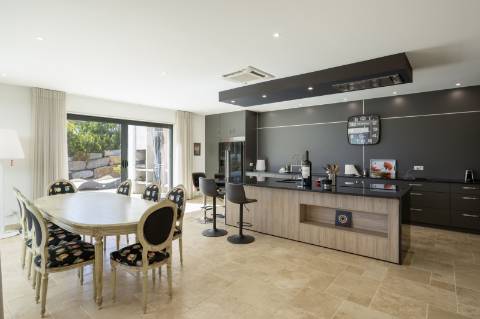 EXCLUSIVIDADE

Excecional propriedade contemporânea de 4 quartos, situada numa zona residencial tranquila, a apenas 10 minutos de Olhão e 5 minutos de Moncarapacho.