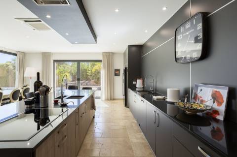 EXCLUSIVIDADE

Excecional propriedade contemporânea de 4 quartos, situada numa zona residencial tranquila, a apenas 10 minutos de Olhão e 5 minutos de Moncarapacho.