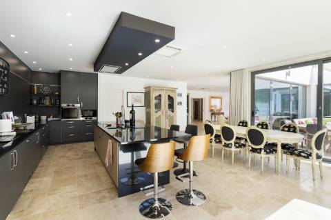 EXCLUSIVIDADE

Excecional propriedade contemporânea de 4 quartos, situada numa zona residencial tranquila, a apenas 10 minutos de Olhão e 5 minutos de Moncarapacho.