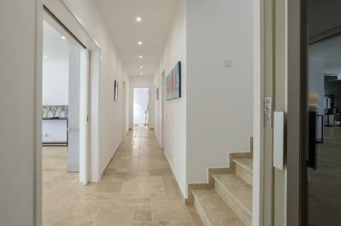 EXCLUSIVIDADE

Excecional propriedade contemporânea de 4 quartos, situada numa zona residencial tranquila, a apenas 10 minutos de Olhão e 5 minutos de Moncarapacho.