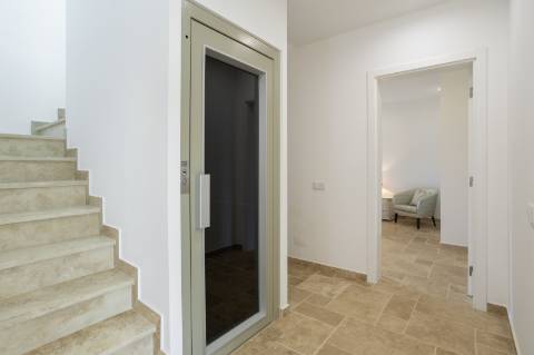 EXCLUSIVIDADE

Excecional propriedade contemporânea de 4 quartos, situada numa zona residencial tranquila, a apenas 10 minutos de Olhão e 5 minutos de Moncarapacho.