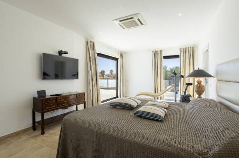 EXCLUSIVIDADE

Excecional propriedade contemporânea de 4 quartos, situada numa zona residencial tranquila, a apenas 10 minutos de Olhão e 5 minutos de Moncarapacho.