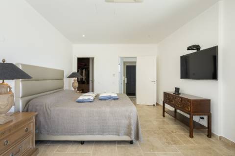 EXCLUSIVIDADE

Excecional propriedade contemporânea de 4 quartos, situada numa zona residencial tranquila, a apenas 10 minutos de Olhão e 5 minutos de Moncarapacho.