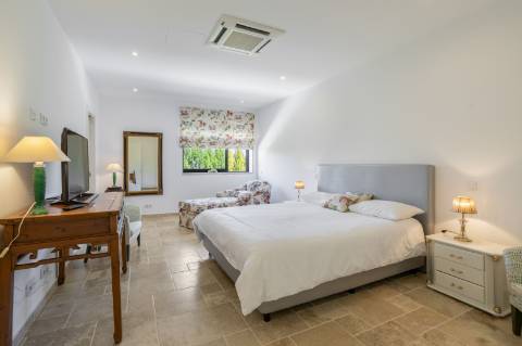 EXCLUSIVIDADE

Excecional propriedade contemporânea de 4 quartos, situada numa zona residencial tranquila, a apenas 10 minutos de Olhão e 5 minutos de Moncarapacho.