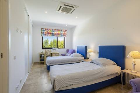 EXCLUSIVIDADE

Excecional propriedade contemporânea de 4 quartos, situada numa zona residencial tranquila, a apenas 10 minutos de Olhão e 5 minutos de Moncarapacho.