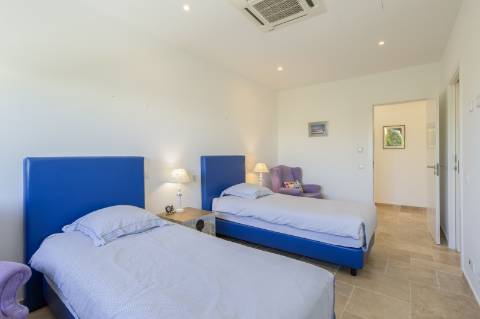 EXCLUSIVIDADE

Excecional propriedade contemporânea de 4 quartos, situada numa zona residencial tranquila, a apenas 10 minutos de Olhão e 5 minutos de Moncarapacho.