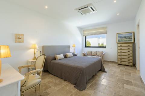 EXCLUSIVIDADE

Excecional propriedade contemporânea de 4 quartos, situada numa zona residencial tranquila, a apenas 10 minutos de Olhão e 5 minutos de Moncarapacho.