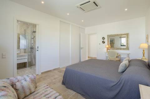 EXCLUSIVIDADE

Excecional propriedade contemporânea de 4 quartos, situada numa zona residencial tranquila, a apenas 10 minutos de Olhão e 5 minutos de Moncarapacho.