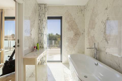 EXCLUSIVIDADE

Excecional propriedade contemporânea de 4 quartos, situada numa zona residencial tranquila, a apenas 10 minutos de Olhão e 5 minutos de Moncarapacho.