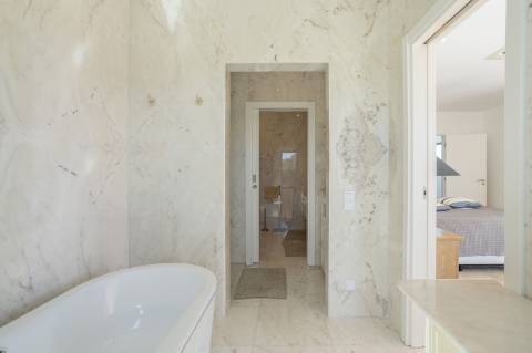 EXCLUSIVIDADE

Excecional propriedade contemporânea de 4 quartos, situada numa zona residencial tranquila, a apenas 10 minutos de Olhão e 5 minutos de Moncarapacho.