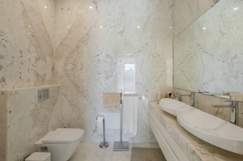 EXCLUSIVIDADE

Excecional propriedade contemporânea de 4 quartos, situada numa zona residencial tranquila, a apenas 10 minutos de Olhão e 5 minutos de Moncarapacho.