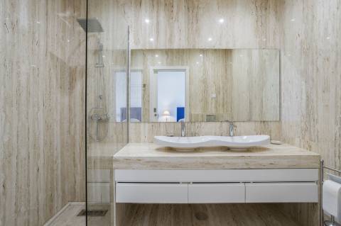 EXCLUSIVIDADE

Excecional propriedade contemporânea de 4 quartos, situada numa zona residencial tranquila, a apenas 10 minutos de Olhão e 5 minutos de Moncarapacho.