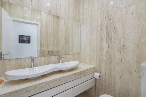 EXCLUSIVIDADE

Excecional propriedade contemporânea de 4 quartos, situada numa zona residencial tranquila, a apenas 10 minutos de Olhão e 5 minutos de Moncarapacho.