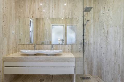 EXCLUSIVIDADE

Excecional propriedade contemporânea de 4 quartos, situada numa zona residencial tranquila, a apenas 10 minutos de Olhão e 5 minutos de Moncarapacho.