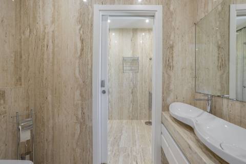 EXCLUSIVIDADE

Excecional propriedade contemporânea de 4 quartos, situada numa zona residencial tranquila, a apenas 10 minutos de Olhão e 5 minutos de Moncarapacho.