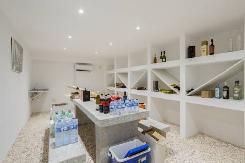 EXCLUSIVIDADE

Excecional propriedade contemporânea de 4 quartos, situada numa zona residencial tranquila, a apenas 10 minutos de Olhão e 5 minutos de Moncarapacho.