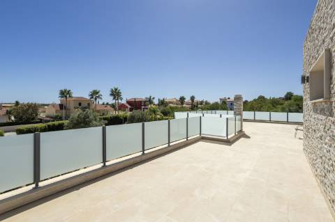 EXCLUSIVIDADE

Excecional propriedade contemporânea de 4 quartos, situada numa zona residencial tranquila, a apenas 10 minutos de Olhão e 5 minutos de Moncarapacho.