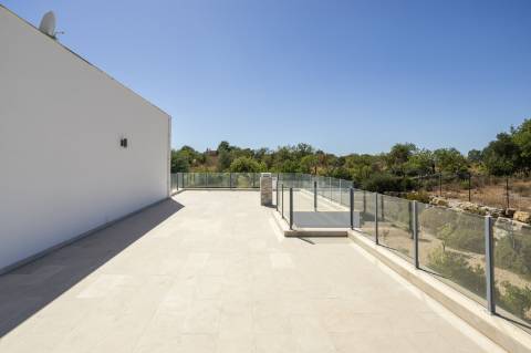 EXCLUSIVIDADE

Excecional propriedade contemporânea de 4 quartos, situada numa zona residencial tranquila, a apenas 10 minutos de Olhão e 5 minutos de Moncarapacho.