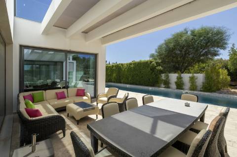 EXCLUSIVIDADE

Excecional propriedade contemporânea de 4 quartos, situada numa zona residencial tranquila, a apenas 10 minutos de Olhão e 5 minutos de Moncarapacho.