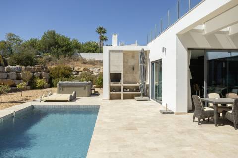 EXCLUSIVIDADE

Excecional propriedade contemporânea de 4 quartos, situada numa zona residencial tranquila, a apenas 10 minutos de Olhão e 5 minutos de Moncarapacho.