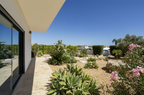 EXCLUSIVIDADE

Excecional propriedade contemporânea de 4 quartos, situada numa zona residencial tranquila, a apenas 10 minutos de Olhão e 5 minutos de Moncarapacho.