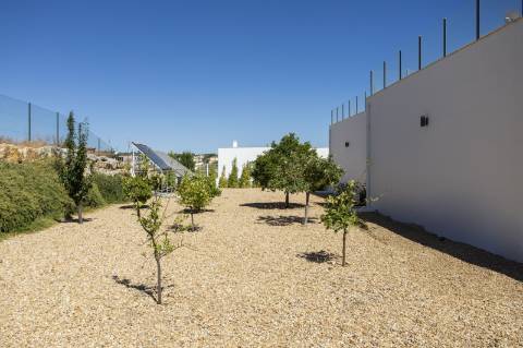 EXCLUSIVIDADE

Excecional propriedade contemporânea de 4 quartos, situada numa zona residencial tranquila, a apenas 10 minutos de Olhão e 5 minutos de Moncarapacho.