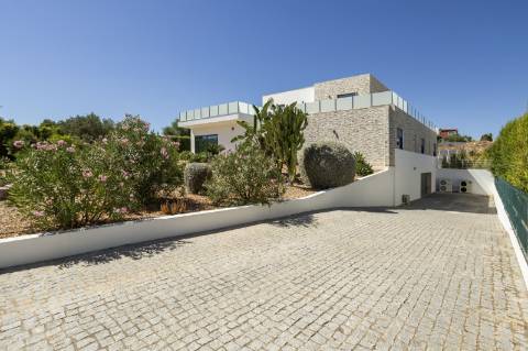 EXCLUSIVIDADE

Excecional propriedade contemporânea de 4 quartos, situada numa zona residencial tranquila, a apenas 10 minutos de Olhão e 5 minutos de Moncarapacho.