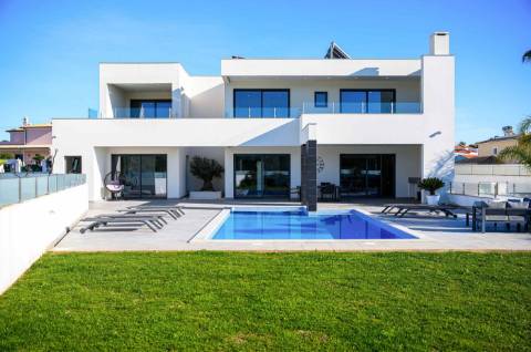 Fantástica Moradia de Luxo 4 quartos, garagem e piscina em Albufeira