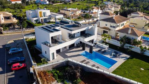 Fantástica Moradia de Luxo 4 quartos, garagem e piscina em Albufeira