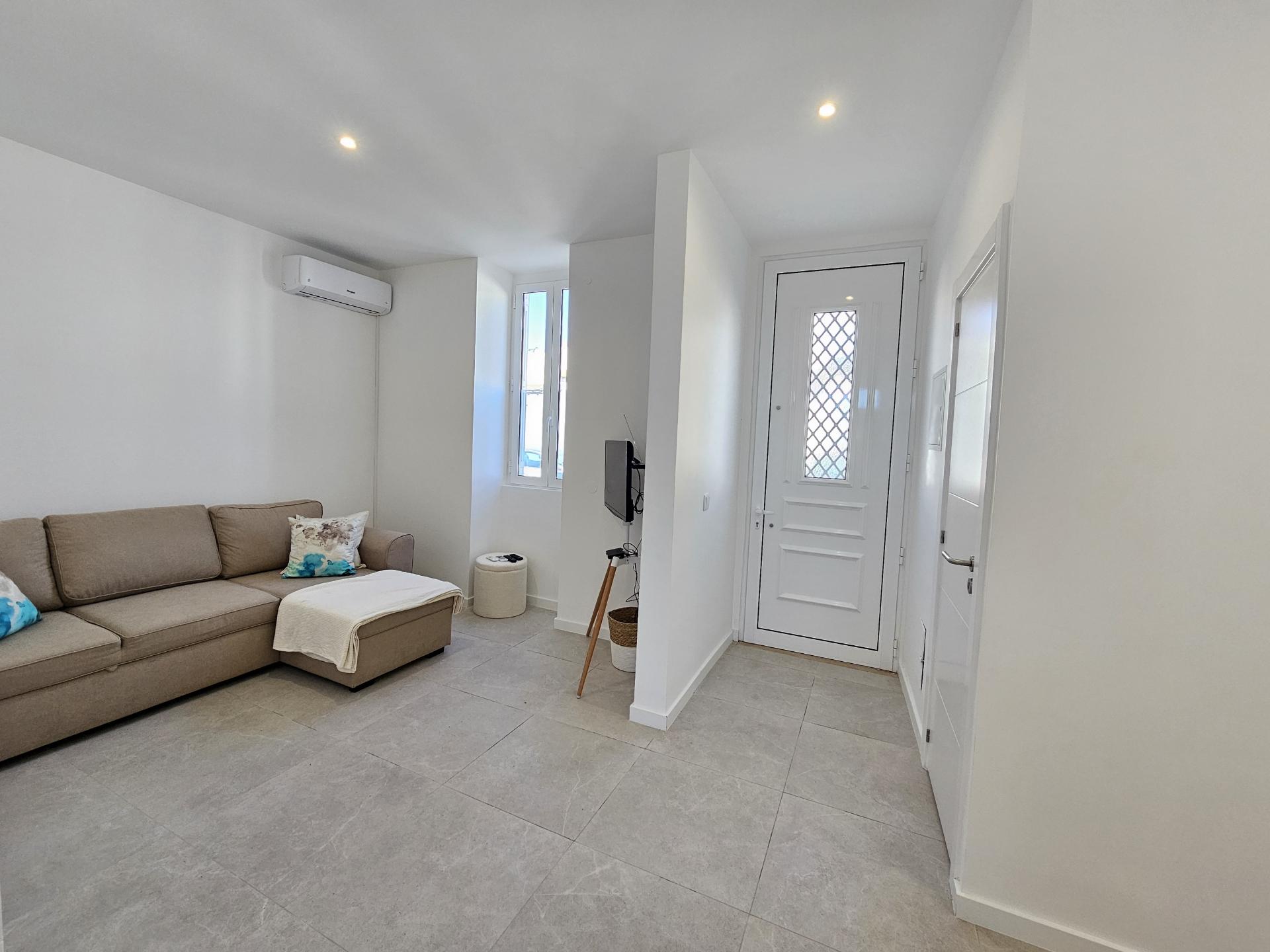 Moradia V2 em Loulé renovada com terraço e logradouro