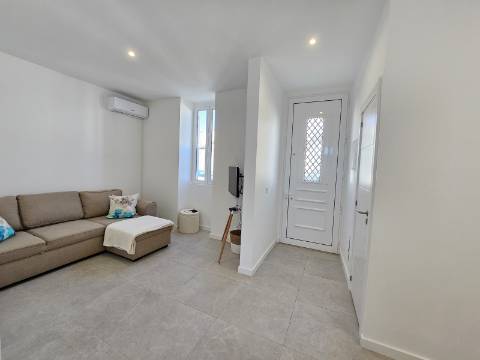 Moradia V2 em Loulé renovada com terraço e logradouro